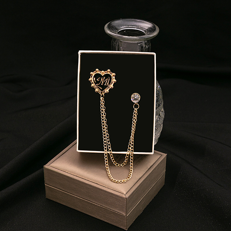 European and American cross-border angel wing brooch, retro court-style hollowed-out round collar pin, heart-shaped suit fixed details Picture