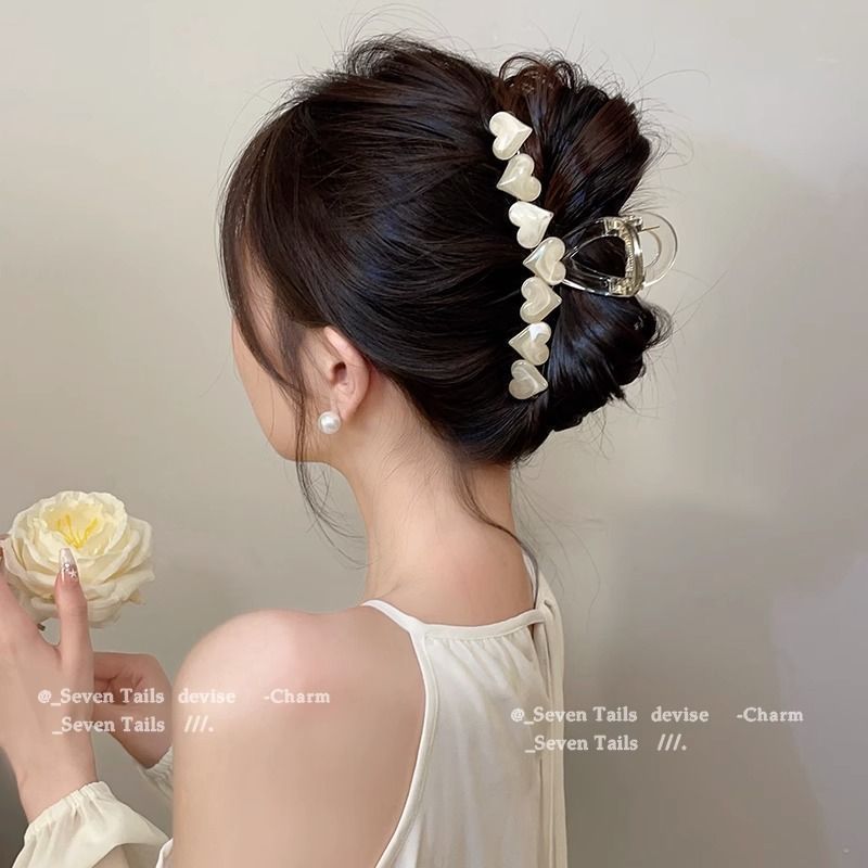 New Korean-style spring and summer hair grabber with a high-end feel, large hair volume, shark clip, women's back head hair grabber Application Scenario