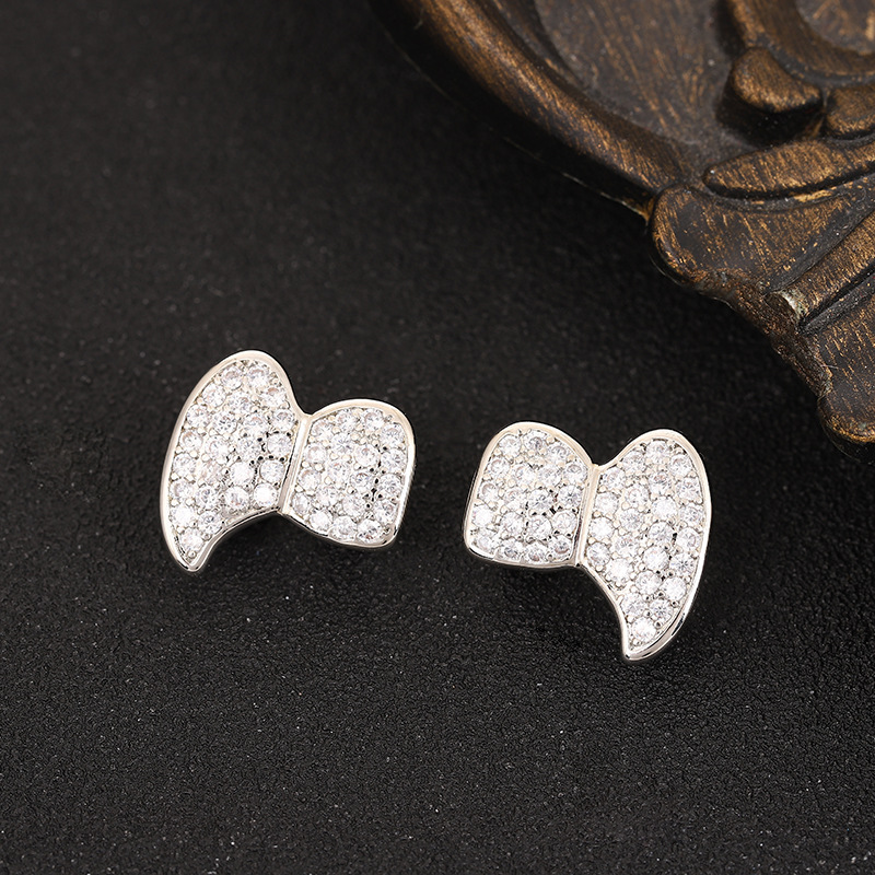 European and American cross-border full zircon vampire teeth rapper sharp teeth Denture Halloween teeth grillz Application Scenario