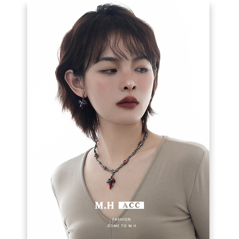 The Instags-style niche black four-pointed star necklace is versatile and high-end for women. It's an original, personalized and light luxury collarbone chain trend for 2024 details Picture