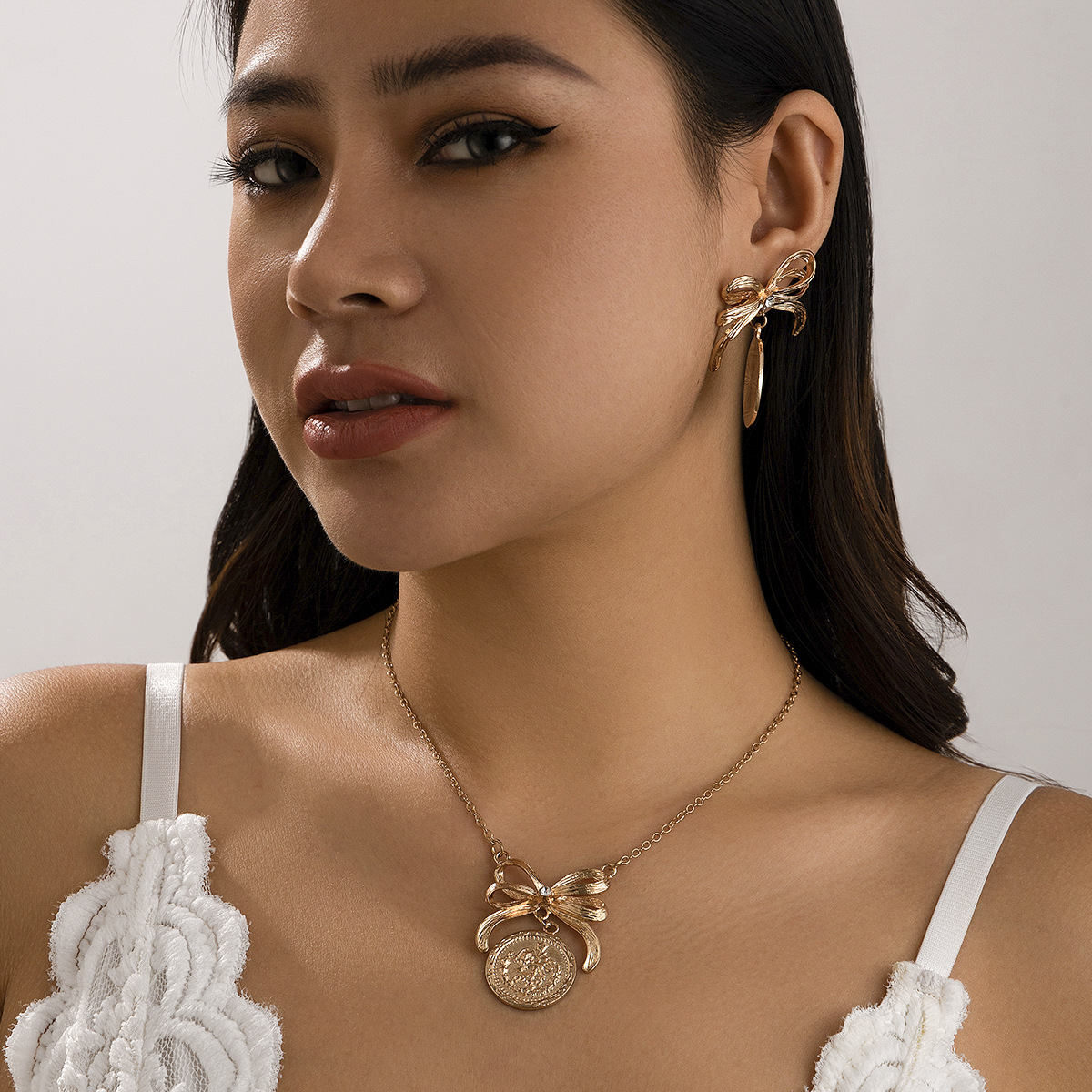 European and American cross-border jewelry bow, round plate cross chain necklace, imitation pearl alloy iron chain, ins collarbone chain full figure