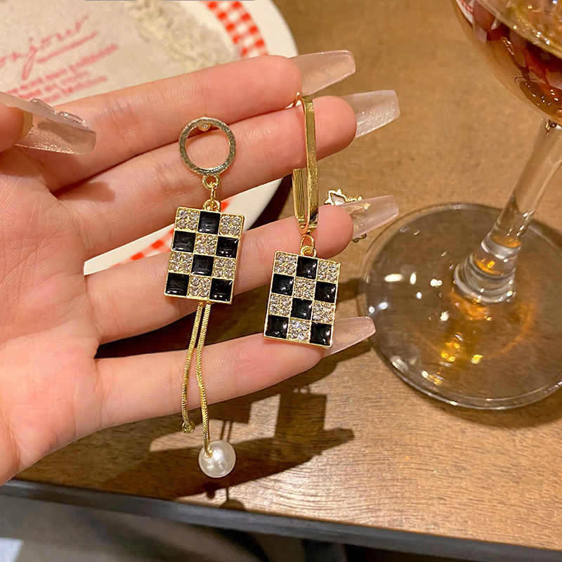 Asymmetrical diamond-encrusted oil-drip checkered earrings are a trendy and luxurious light luxury accessory that exudes a feminine charm and sophistication Specification drawing