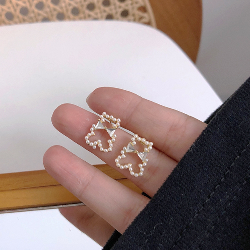 Cute and exquisite pearl zircon bear stud earrings for women on Instagram, sweet and versatile, with a unique design sense for autumn and winter full figure