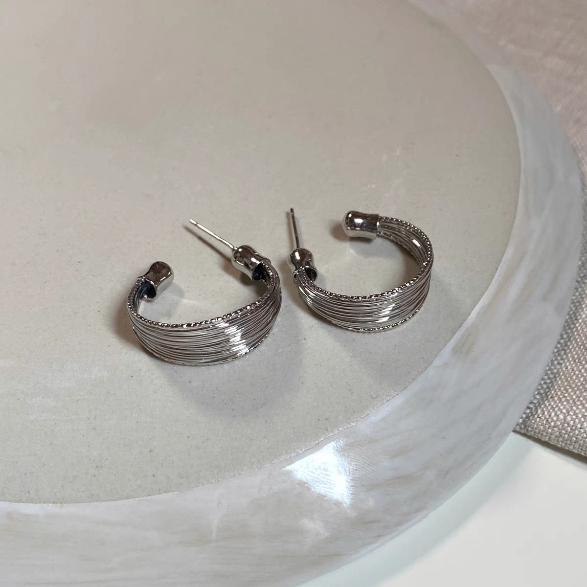 The simple and versatile metallic silver multi-layer coil C-shaped earrings exude a feminine charm, a high-end and cold style, and a niche design sense Application Scenario