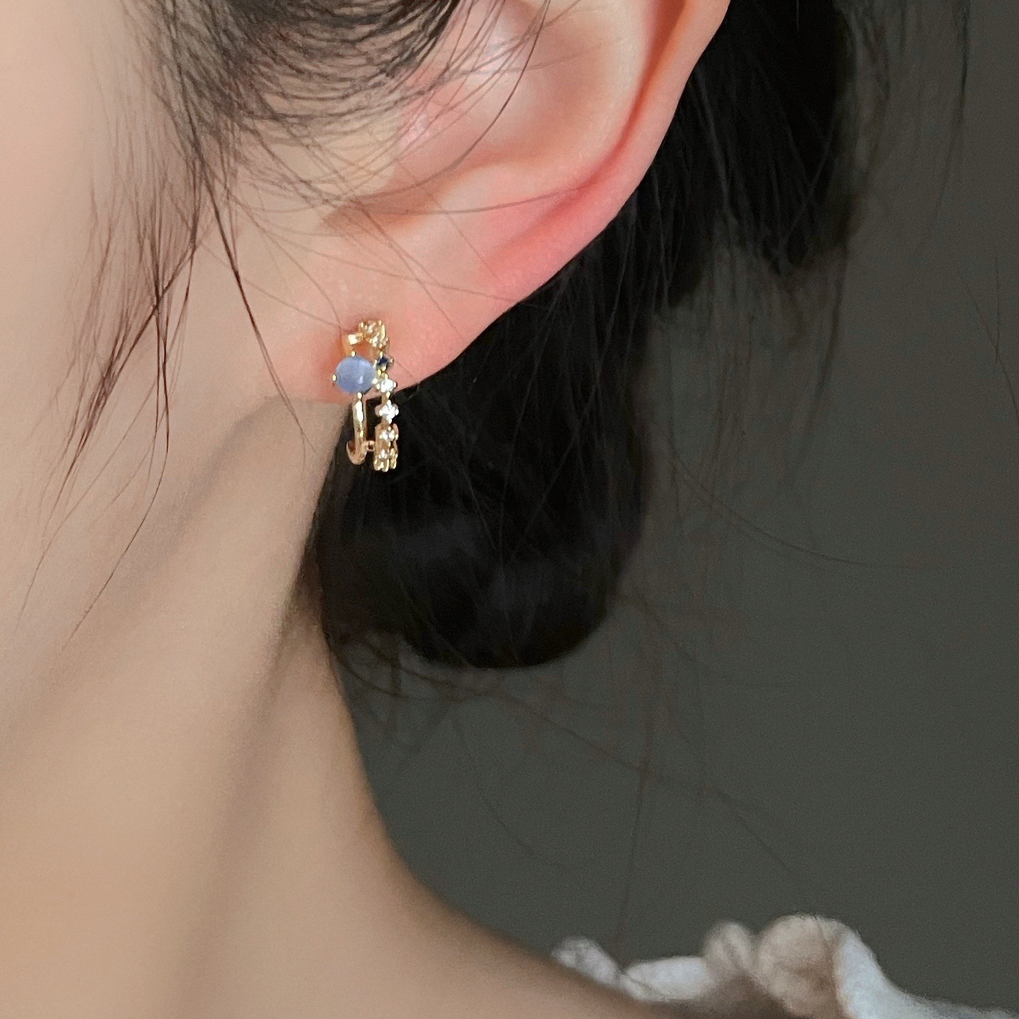Scattered stars ~ Small, exquisite, elegant and fashionable blue cat's eye stone C-shaped ear studs, a rare and versatile daily ear accessory for women details Picture