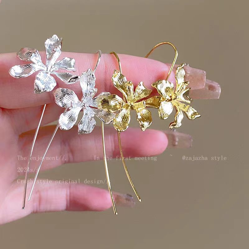 The court iris flower ear hook is a new and popular high-end earring for girls in 2025. It is a retro, fashionable and unique earring accessory details Picture