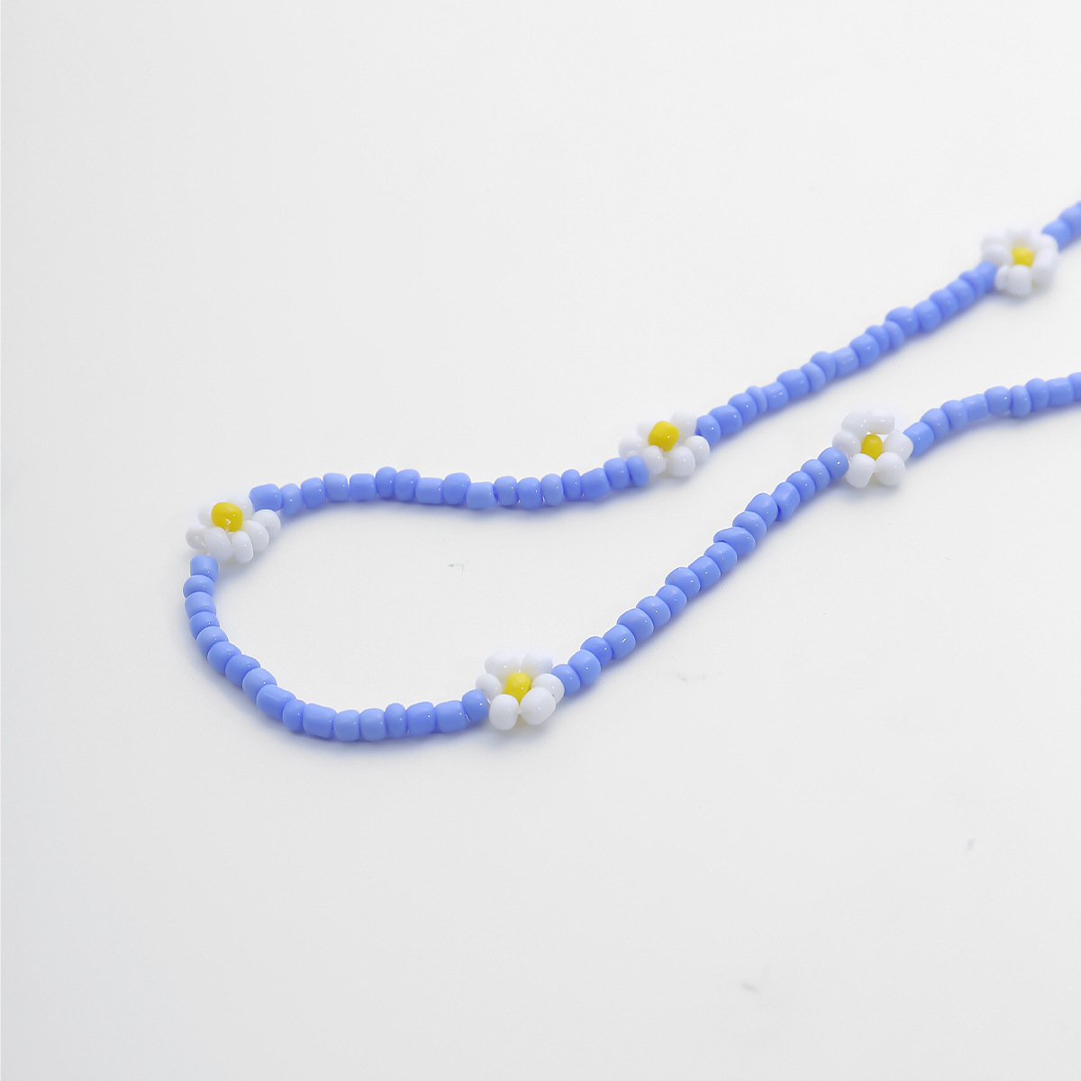 European and American cross-border jewelry, personalized colorful handcrafted beaded Daisy necklace, creative woven flower geometric necklace for women Application Scenario