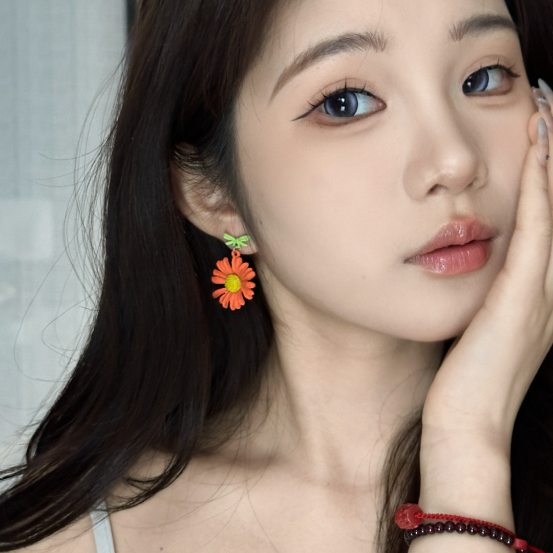 The fresh and elegant Daisy earrings, a super feminine charm, are the latest Korean earrings from 2025. They are trendy, versatile, simple and personalized details Picture