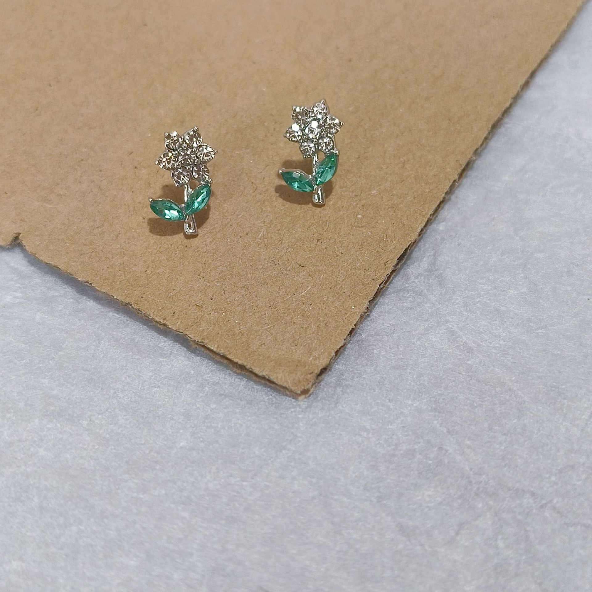 Personalized 6-piece set of stud earrings ~ Sweet and cool style, sparkling diamond, spider flower stud earrings for women, small and exquisite, elegant and fashionable design sense Application Scenario
