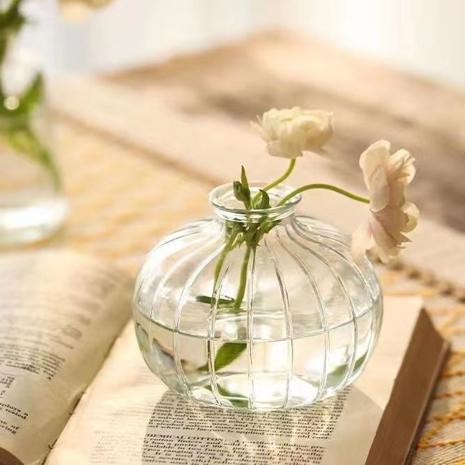 Nordic style ins small vase with transparent colored flower arrangement for bedroom, living room and dining room decoration, dry vase Application Scenario