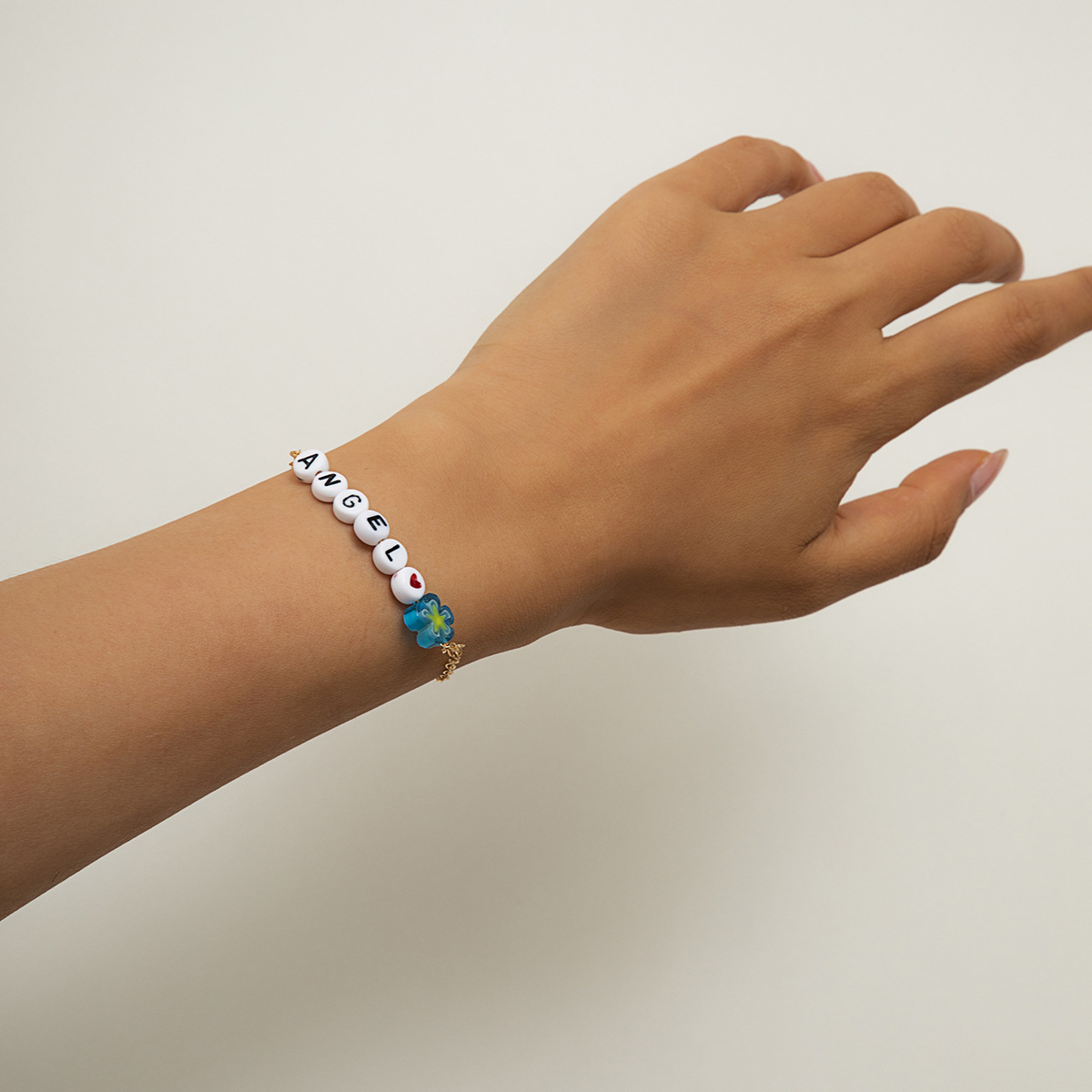 Fashionable and simple acrylic glass small flower necklace, European and American country style colorful beaded collarbone chain bracelet set Application Scenario