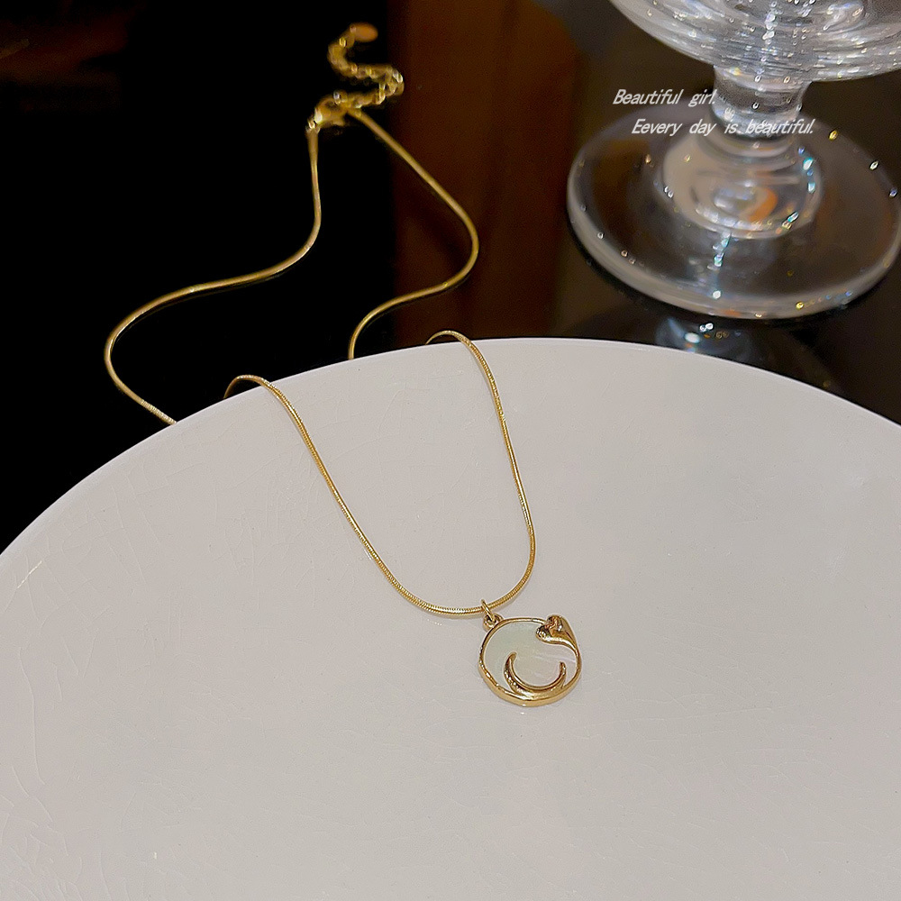 Japanese and Korean fashion heart moon necklace, versatile for women, light luxury white mother-of-pearl pendant collarbone chain, ins high-end and niche accessories Specification drawing
