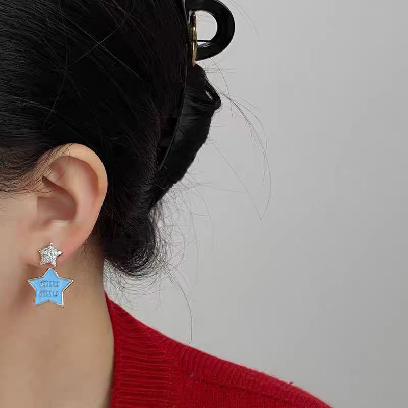 miu's new ear stud earrings feature five-pointed stars, small stars, diamond-encrusted letters, a sweet and cool style, and a unique design details Picture