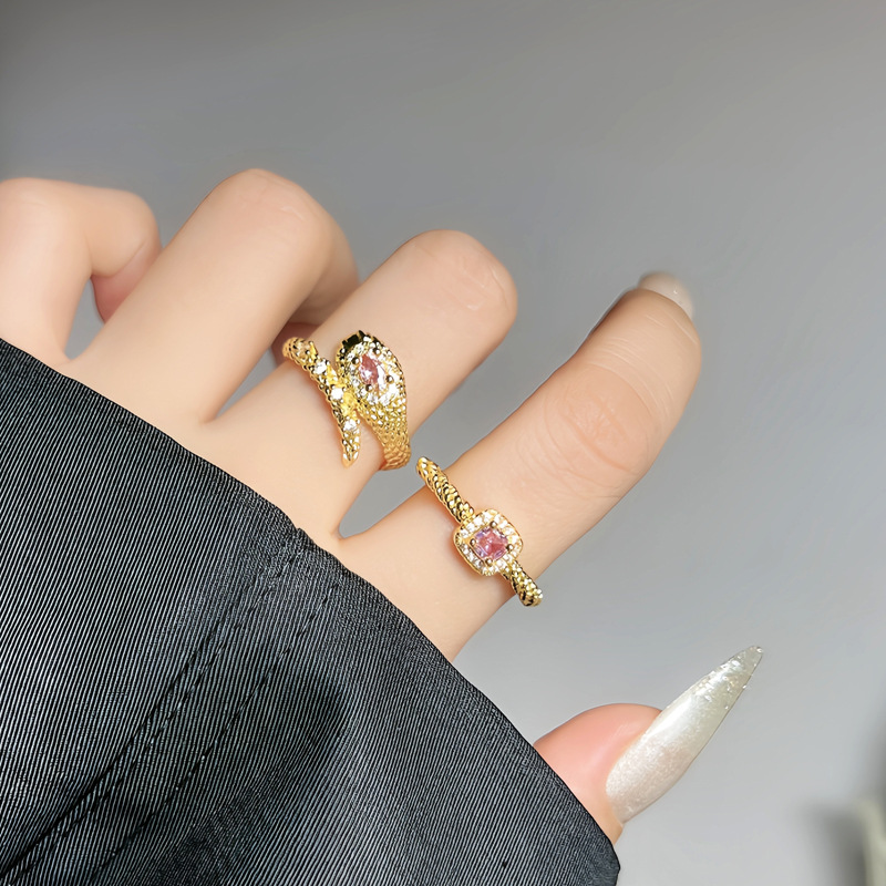 New small cube sugar pink diamond twist open ring for women, sweet and cool, snake-shaped texture, fashionable and niche index finger ring details Picture