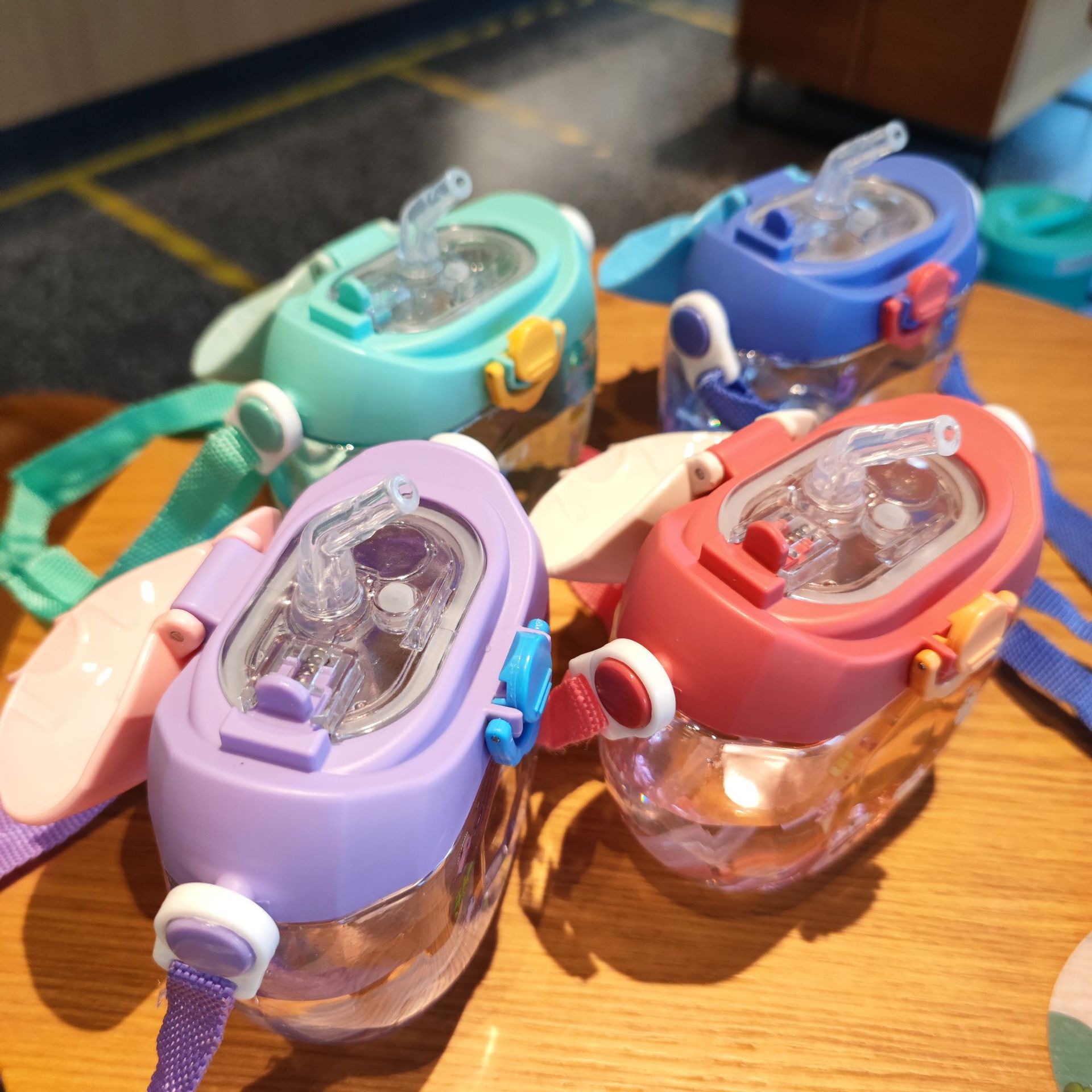 Cute and creative cartoon horn plastic cup, children's straw water cup, slanted span, kindergarten baby jumping cover with lock Application Scenario
