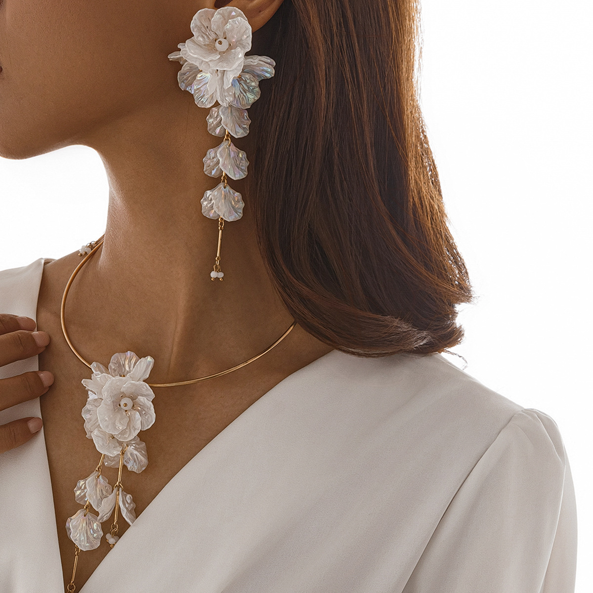 European and American cross-border jewelry: Fashionable and colorful CCB flower necklace, sweet and simple, metallic collarbone chain Specification drawing