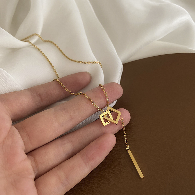 A niche design square geometric necklace for women, a light luxury long collarbone chain, retro and simple, elegant and fashionable accessory Application Scenario