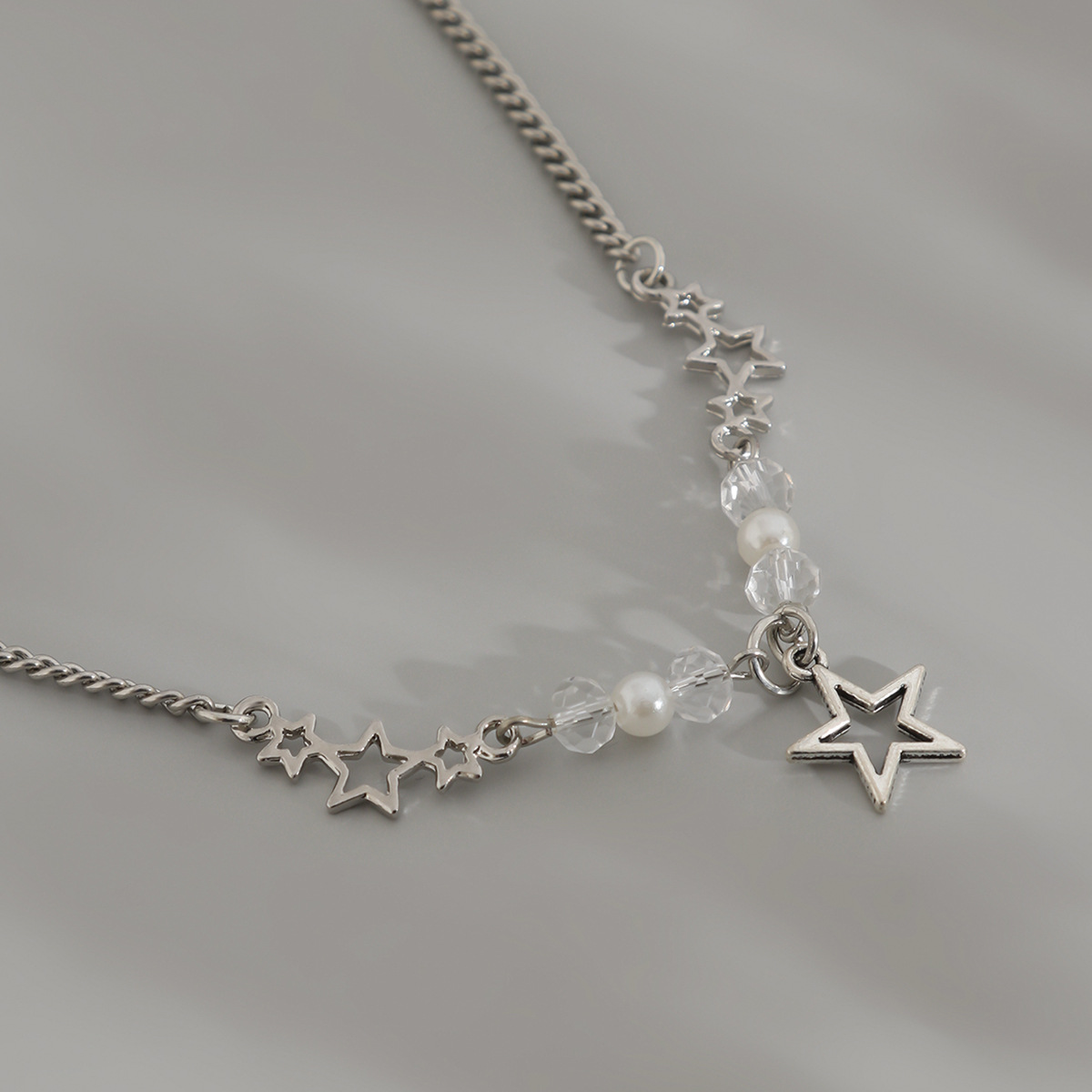 New style of cross-border European and American jewelry, InS-style five-pointed star alloy pendant collarbone chain, fashionable pearl multi-layer necklace Application Scenario