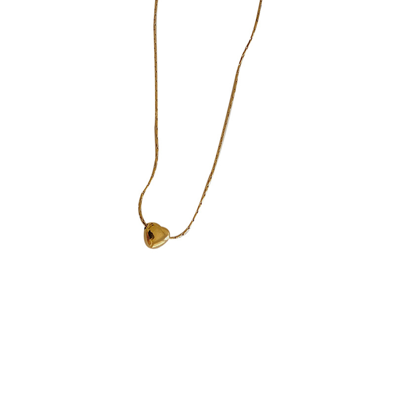 A small golden heart-shaped necklace for women with an ins style. It features a niche collarbone chain design that is simple and versatile, giving off a summer vibe Item Picture