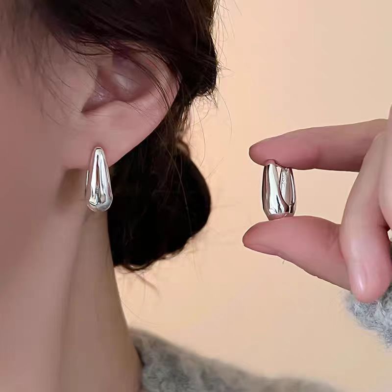 French gold teardrop earrings for women, a niche design with a sense of sophistication and a cold style, unique and elegant ear buckles and earrings full figure