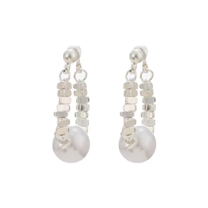 ins Elegant Style ~ Silver Pearl Earrings 2025 New Niche design High-end stud earrings, elegant and light luxury earrings Item Picture