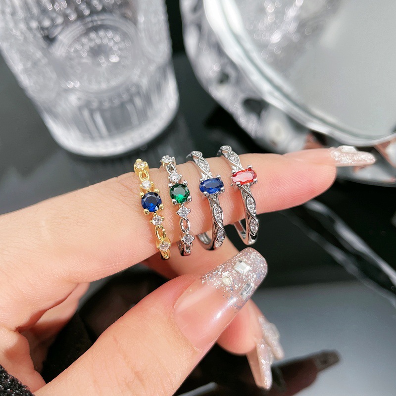 This mid-style design is a niche and high-end colored gemstone zircon open ring, which is retro, versatile, small, sweet and cool full figure