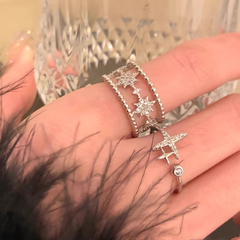 Simple and hollowed-out star ring for women, French, gentle, simple and niche style, versatile for daily use, commuting, best friends and students details Picture