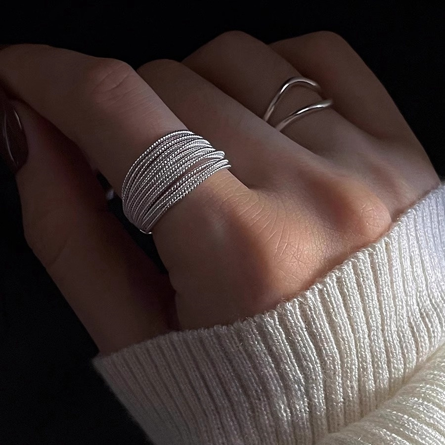 This is a new women's exaggerated Ins-style ring with multiple layers of thread layering. It's a versatile and high-end index ring full figure