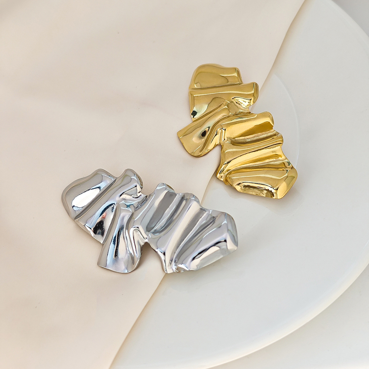 European and American creative little angel pleated brooch, light luxury and high-end, simple smooth metal style fashionable clothing pin full figure