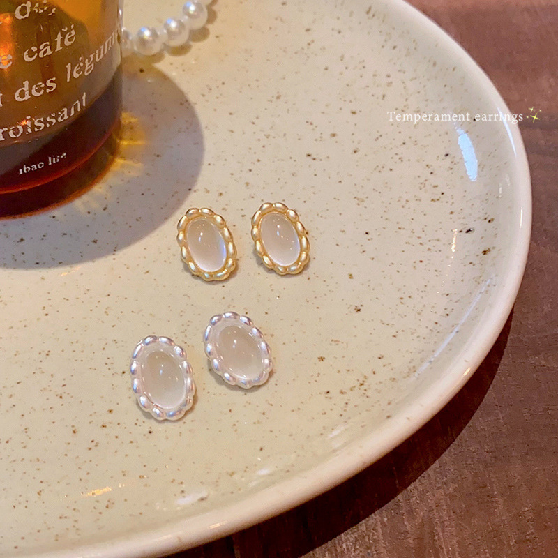 French retro matte oval cat's eye stone earrings, a niche design for women, geometric lace stud earrings, versatile earrings Application Scenario