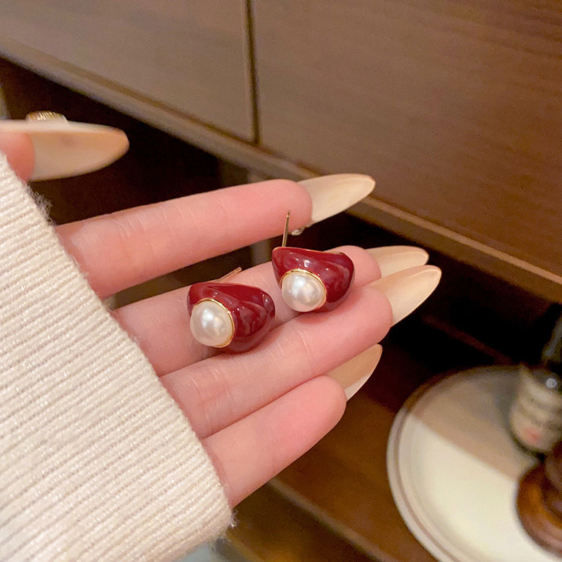 Autumn and winter red teardrop pearl stud earrings for women, versatile, niche and high-end style earrings, retro charm, New Year's earrings wholesale full figure
