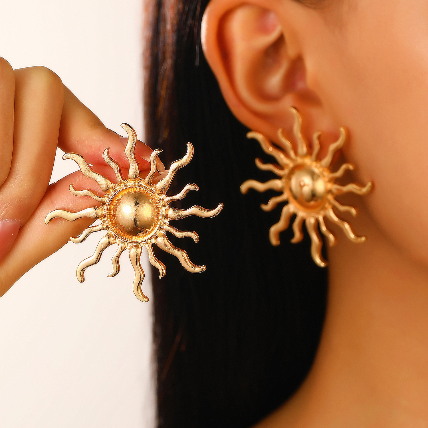 European and American exaggerated design sense high-end sun stud earrings, retro fashion sunflower earrings, women's cross-border export earrings full figure