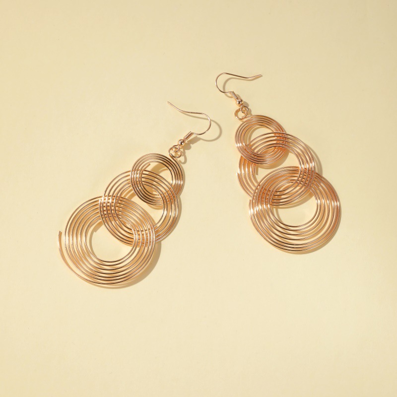 Cross-border new exaggerated multi-layer circle earrings, European and American ins style long large circle earrings, popular earrings for women Application Scenario