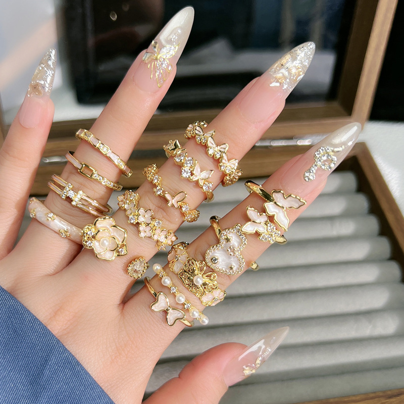 A sweet and light luxury ring with a delicate fragrance, flowers, and a touch of elegance. It features a pearl enamel camellia butterfly and a versatile index finger ring details Picture