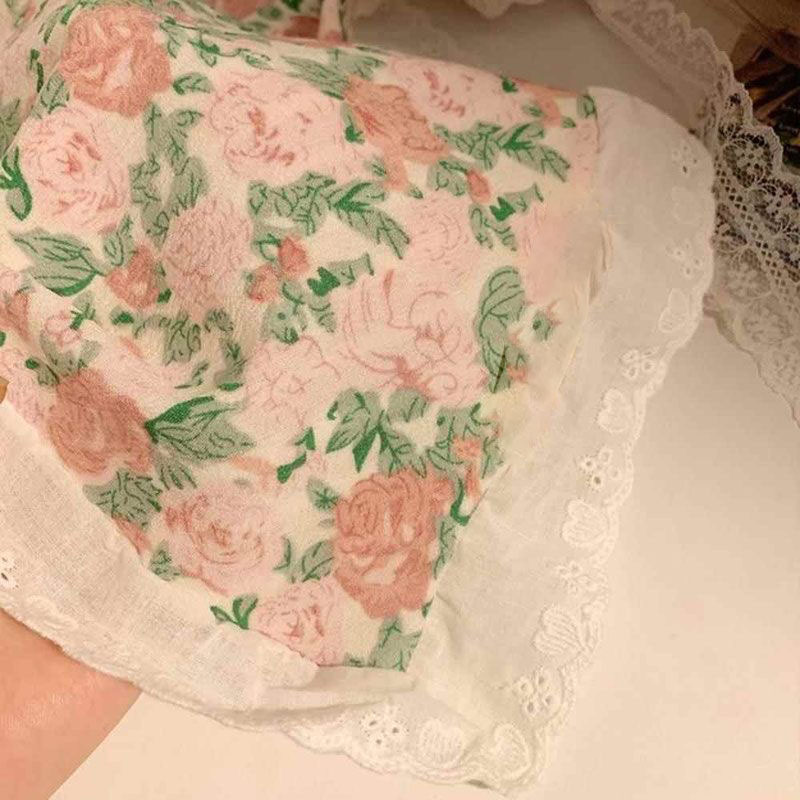 The floral lace hair band exudes a feminine charm and is a popular photo spot. The silk scarf exudes a sweet and cute vibe. The triangular scarf is a trendy headwear and hair accessory Application Scenario
