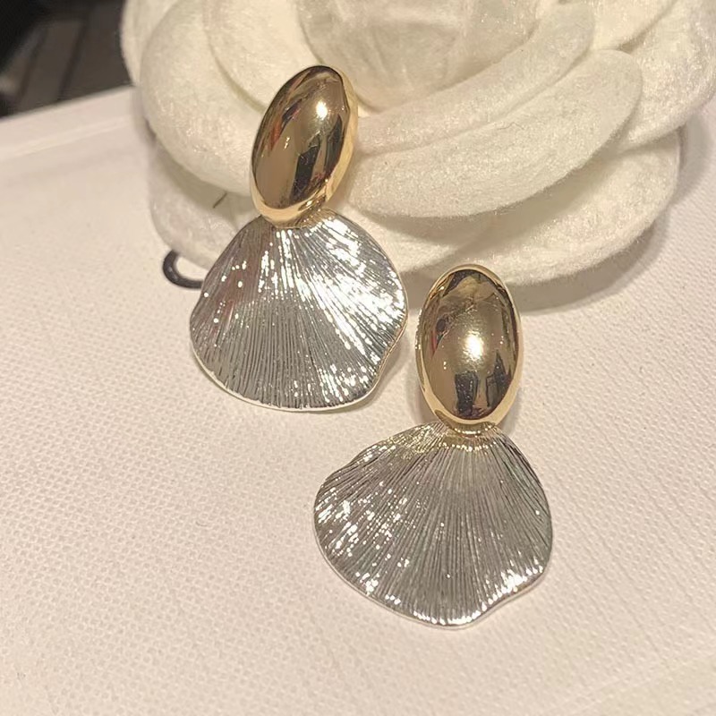 The light luxury and high-end shell design earrings, a niche and cold style for women's banquet earrings, will be a new bestseller in 2025 Specification drawing