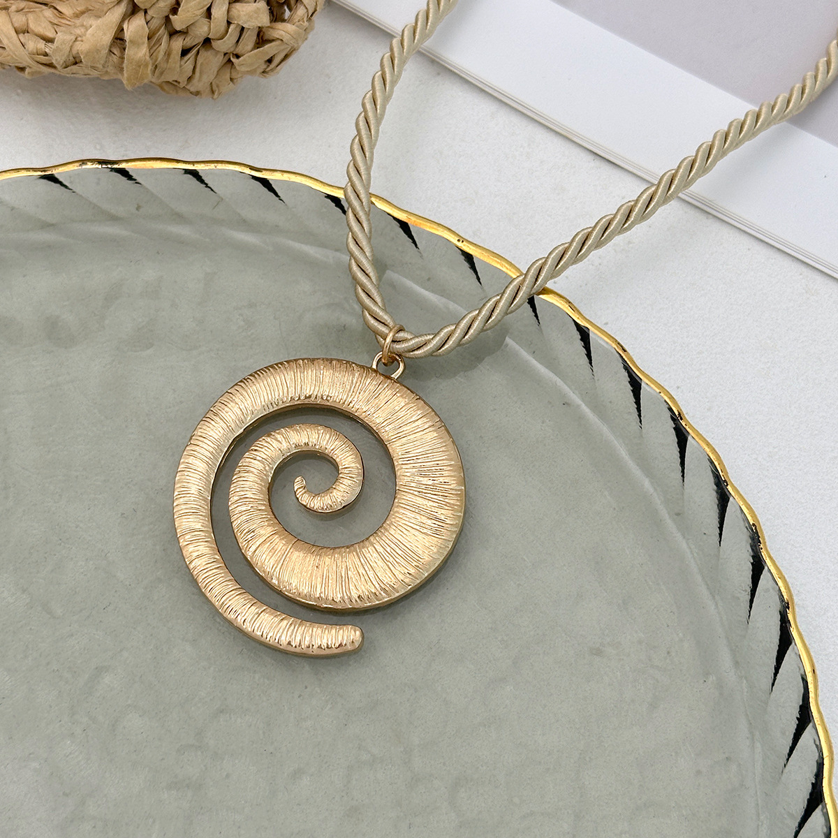 European and American cross-border jewelry sweet and cool style ins conch pendant necklace, personalized irregular metal petal necklace for women Application Scenario