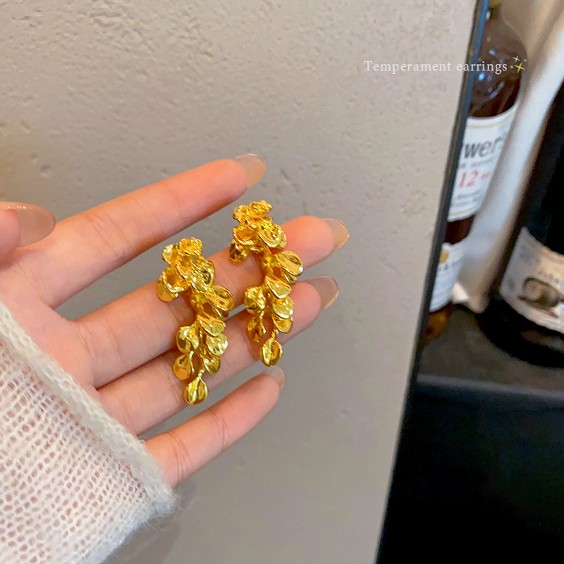 Gilded broken leaf retro gold leaf tassel earrings for women, exaggerated and fashionable stud earrings, high-end and niche style earrings for autumn and winter full figure
