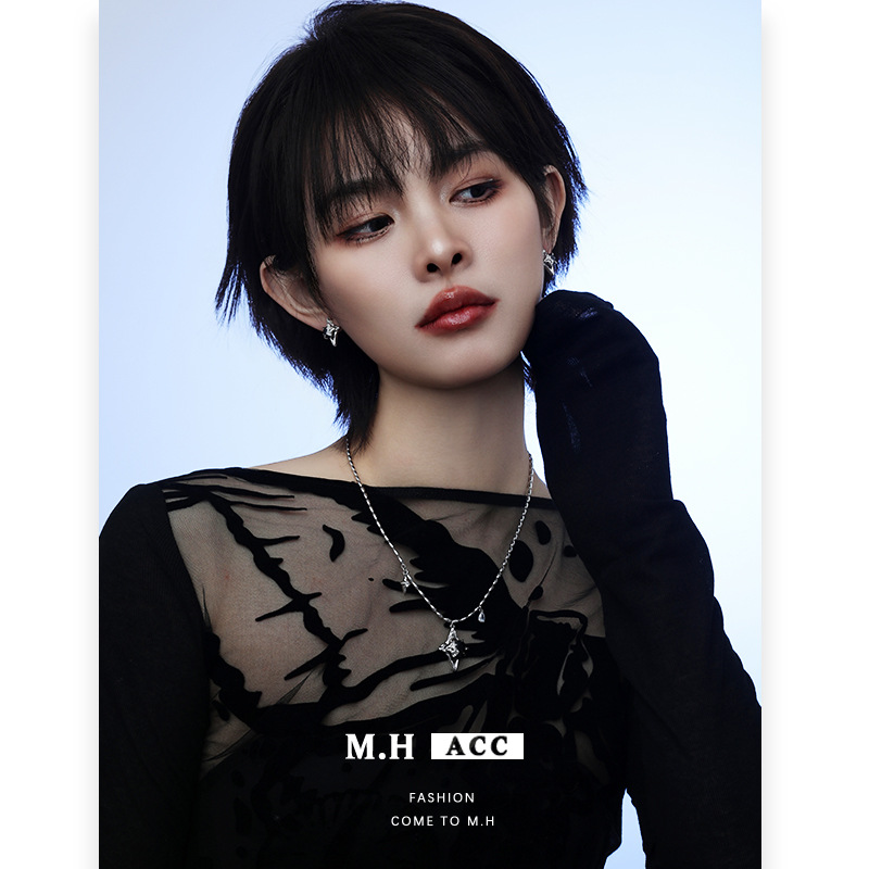 Four-pointed star necklace for women, a sweet and cool hip-hop niche design with a European and American Instagram style. It exudes a sense of sophistication and is a versatile and fashionable sweater chain Application Scenario