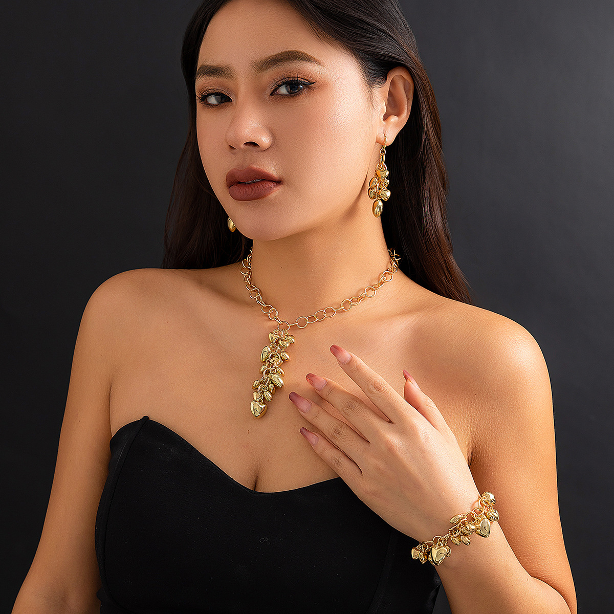 New cross-border accessories from Europe and America, featuring a stylish and heartwarming choker beaded design with a sweet and cool fringe details Picture