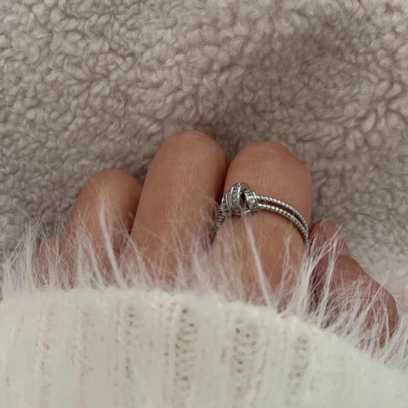 The cross-wound woven ring is a niche design for women, featuring a fashionable, individual, light luxury, high-end and cold style. It is simple and unique for the index finger Specification drawing