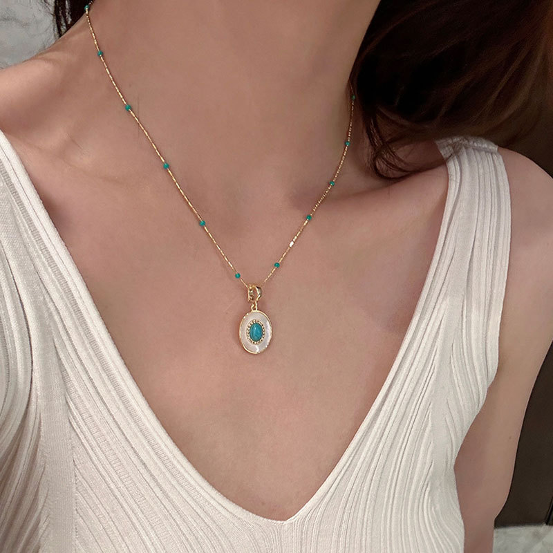 The design sense turquoise and pearl layered necklace is a retro, light luxury, elegant and fashionable style for women. It is a versatile necklace and collarbone chain full figure