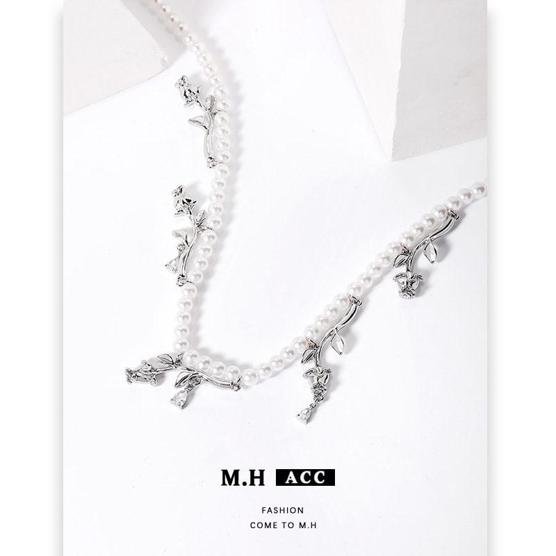 This high-end rose pearl necklace is versatile and exudes a sense of sophistication. It is a niche and elegant collarbone chain accessory Specification drawing