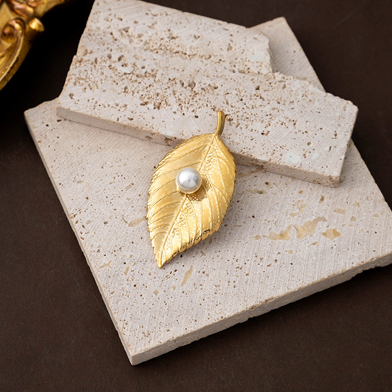 Wholesale of Korean retro, simple, versatile, personalized leaf brooches, niche, exquisite and high-end pearl clothing accessories details Picture