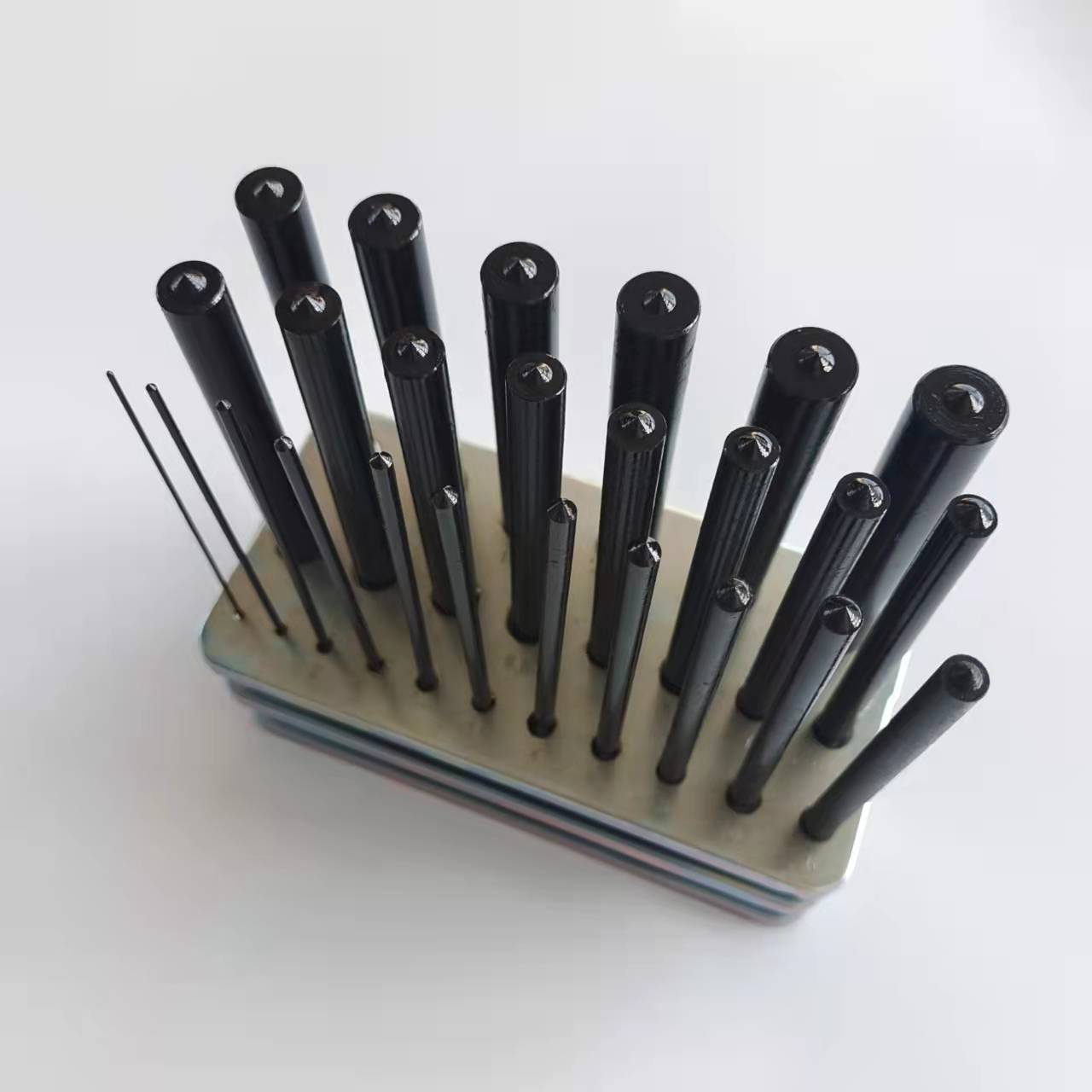 The Chongli -25P round punch and punch rod are used for positioning holes in various materials such as iron plates, aluminum alloys, and plastics Application Scenario