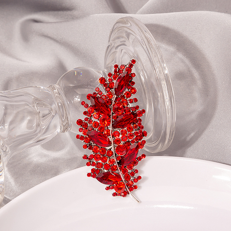 Korean fashion new product creative diamond-encrusted leaf brooch, super sparkling water diamond hollowed-out fashionable and simple women's pin accessory Specification drawing
