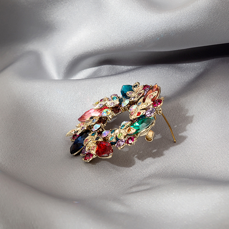 European and American style Bauhinia flower brooch, silk scarf buckle, hollowed-out jewelry, seven-color diamond inlay, geometric retro beauty, luxury women Application Scenario