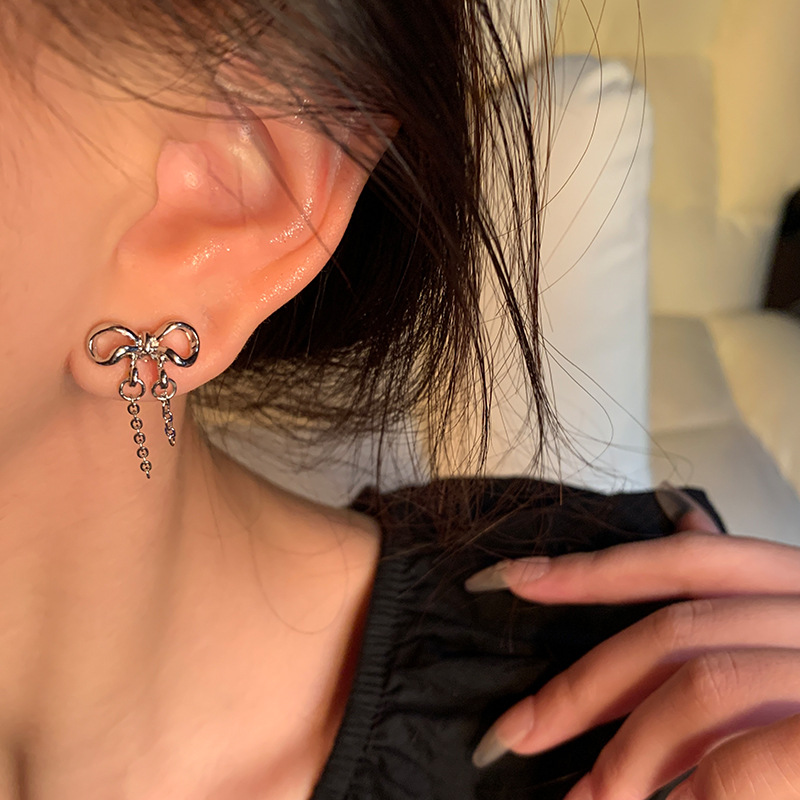 Cold and stylish bow tassel earrings for women, light luxury, niche and versatile, elegant stud earrings, the same style of popular earrings Application Scenario