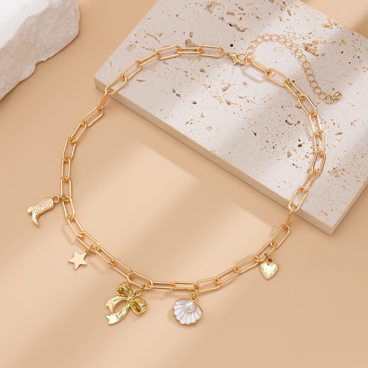 European and American cross-border jewelry, fashionable bow scallop chain necklace, versatile pearl alloy collarbone chain Specification drawing