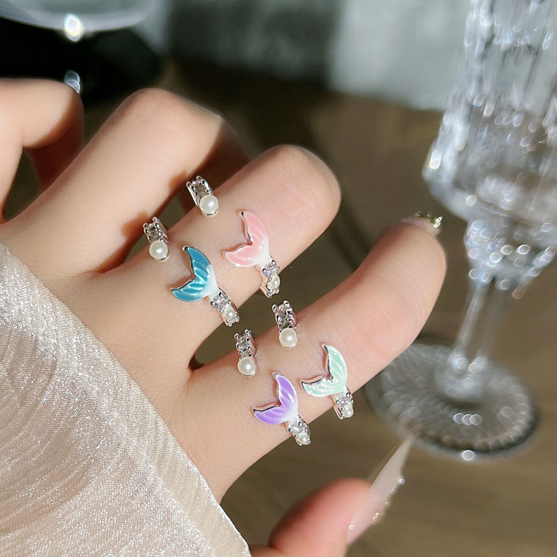 A sweet and charming dopamine-gradient fishtail ring with an ethereal ocean style, exquisite pearl setting, and a unique and elegant index finger ring full figure